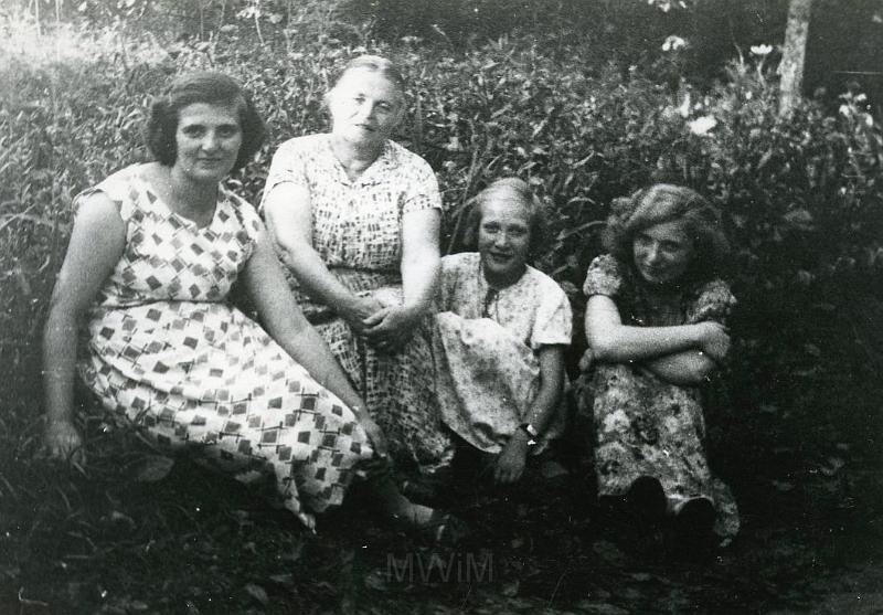 KKE 286.jpg - Zdjęcie rodzinne. Od prawej: Zuzanna Szylkin, Kuzynka Heleny Szylkin - Jadwiga Staszkiewicz, Helena Szylkin, sąsiadka Heleny Szylkin Karlewicz. Lidzbark Warmiński, 1957 r.